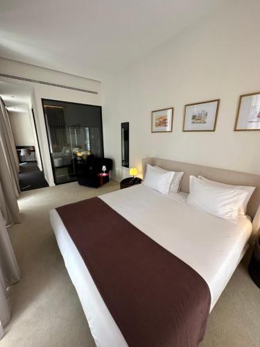 Habitación Deluxe del hotel Golden Lisbon. Foto 1