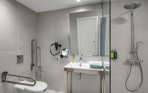Habitación Triple del hotel Sercotel Rosaleda Málaga. Foto 5