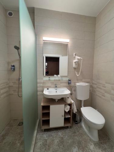 Newly Renovated Standard Double or Twin Room del hotel Benczur. Foto 4
