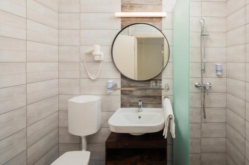 Newly Renovated Standard Double or Twin Room del hotel Benczur. Foto 5