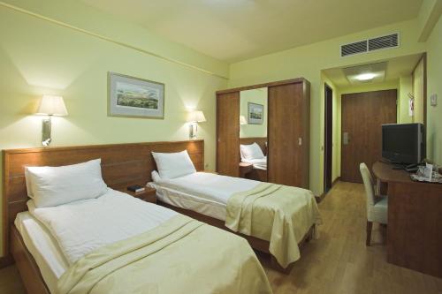 Habitación Doble Superior con cama supletoria y balcón del hotel Benczur. Foto 1