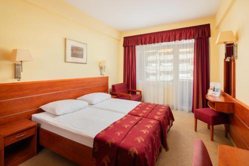 Habitación Doble Superior con cama supletoria y balcón del hotel Benczur. Foto 3