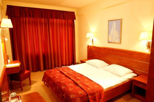 Habitación Doble Superior con cama supletoria y balcón del hotel Benczur. Foto 4