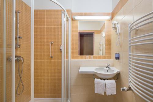 Habitación Doble Superior con cama supletoria y balcón del hotel Benczur. Foto 5
