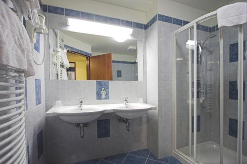 Habitación Doble Superior con cama supletoria y balcón del hotel Benczur. Foto 7