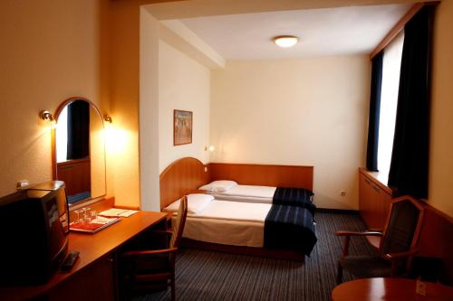 Habitación Triple económica del hotel Benczur. Foto 2