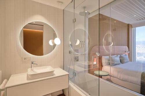 Habitación Doble Estándar con acceso al spa del hotel Marina Badalona. Foto 1