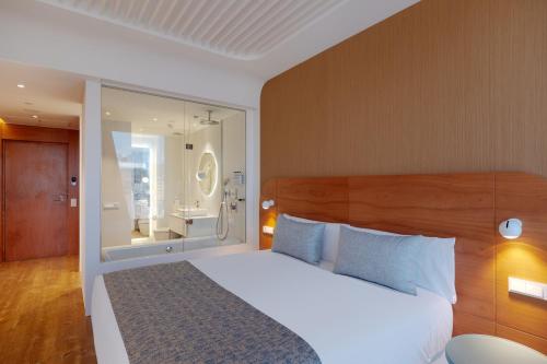 Habitación Doble Estándar con acceso al spa del hotel Marina Badalona. Foto 3