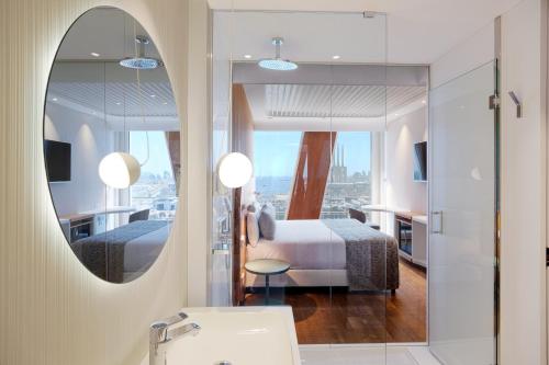 Habitación Doble Estándar con acceso al spa y vistas al mar del hotel Marina Badalona. Foto 2