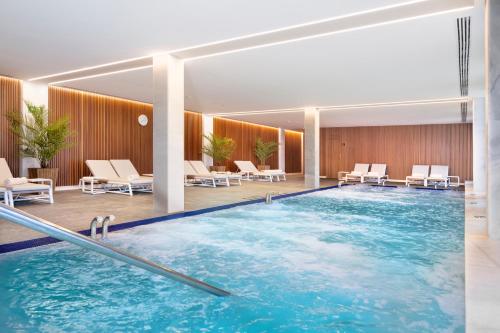 Habitación Doble Estándar con acceso al spa y vistas al mar del hotel Marina Badalona. Foto 6