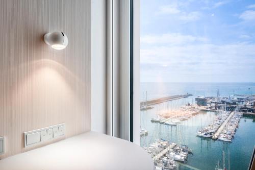 Habitación Doble Estándar con acceso al spa y vistas al mar del hotel Marina Badalona. Foto 8
