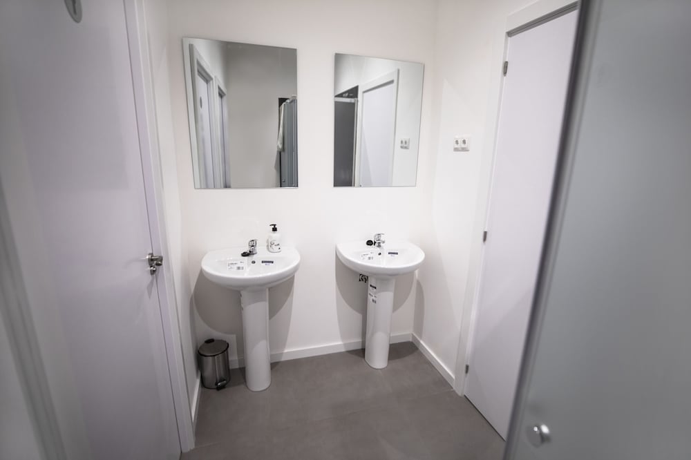 Dormitorio compartido básico, baño compartido del hotel Madriz. Foto 5