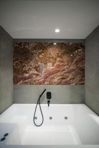Habitación Familiar con bañera del hotel Art Suites Korai. Foto 2