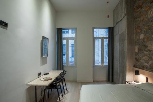 Habitación Familiar con bañera del hotel Art Suites Korai. Foto 4