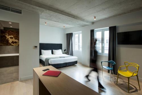 Habitación Familiar con bañera del hotel Art Suites Korai. Foto 6