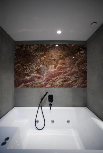 Habitación Familiar con bañera del hotel Art Suites Korai. Foto 9