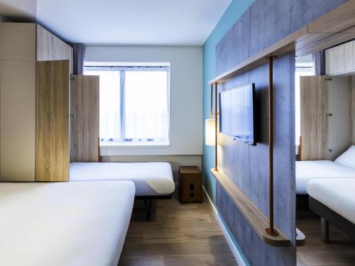 Habitación con 1 cama doble y 1 cama abatible del hotel Ibis Budget Amsterdam City South