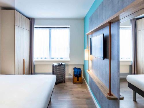 Habitación con 1 cama doble y 1 cama abatible del hotel Ibis Budget Amsterdam City South. Foto 5
