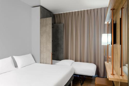 Habitación con 2 camas individuales y 1 cama abatible del hotel Ibis Budget Amsterdam City South. Foto 4
