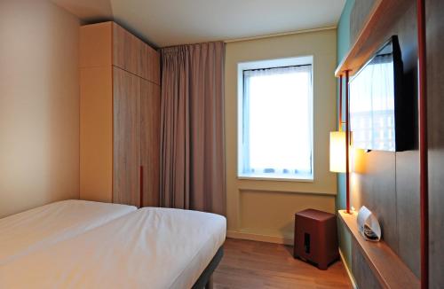 Habitación con 2 camas individuales y 1 cama abatible del hotel Ibis Budget Amsterdam City South. Foto 8