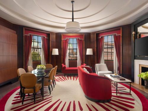 Suite esquinera del hotel Raffles London at The OWO. Foto 1