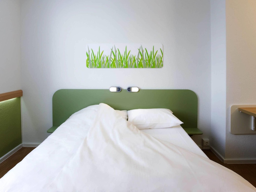 Habitación estándar con una cama doble del hotel Ibis budget Wien Messe. Foto 1