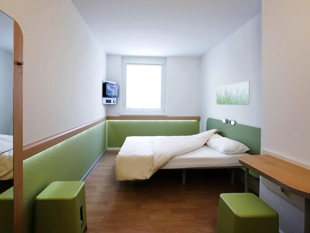 Habitación estándar con una cama doble del hotel Ibis budget Wien Messe. Foto 2