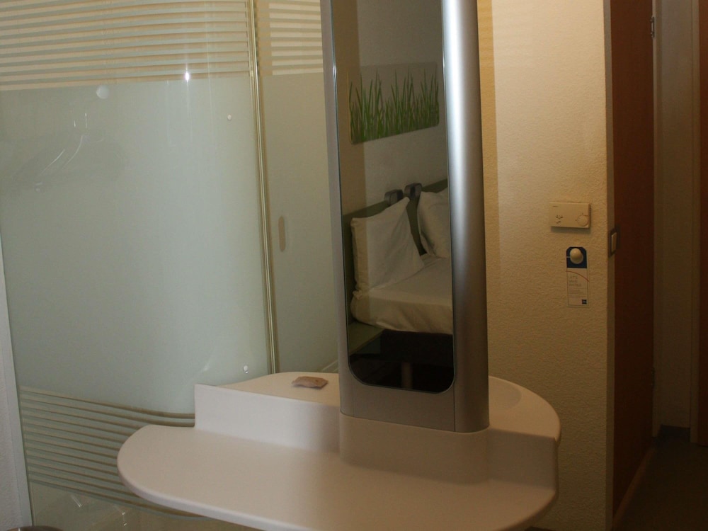 Habitación con dos camas individuales para hasta 2 personas del hotel Ibis budget Wien Messe. Foto 4