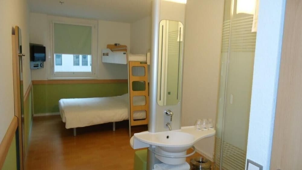 Habitación estándar con 1 cama doble y 1 cama individual del hotel Ibis budget Wien Messe. Foto 1