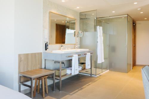 Habitación Triple con vistas al mar del hotel Bancal. Foto 1