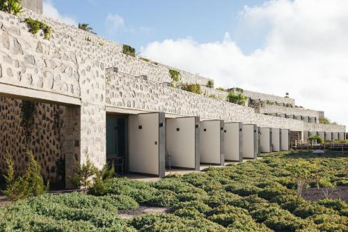 Habitación Triple con vistas al jardín del hotel Bancal