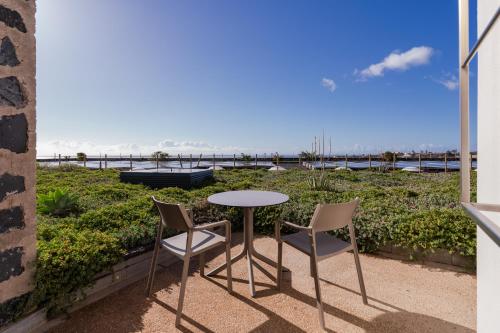 Habitación Triple con vistas al jardín del hotel Bancal. Foto 3