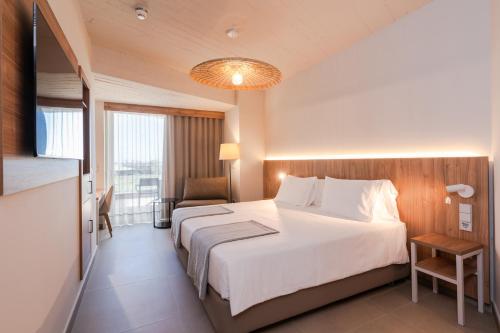 Habitación Triple con vistas al jardín del hotel Bancal. Foto 5