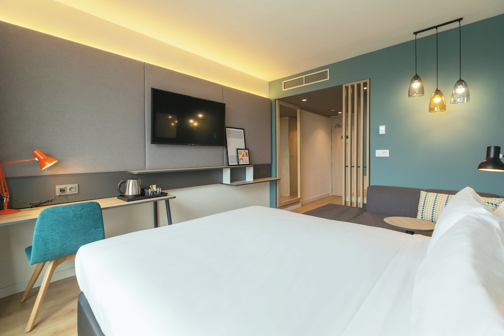 Habitación estándar, 1 cama de matrimonio con sofá cama del hotel Holiday Inn Barcelona-Sant Cugat. Foto 3