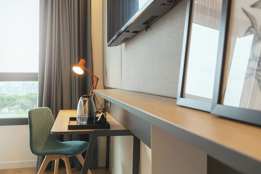 Habitación estándar, 1 cama de matrimonio con sofá cama del hotel Holiday Inn Barcelona-Sant Cugat. Foto 4