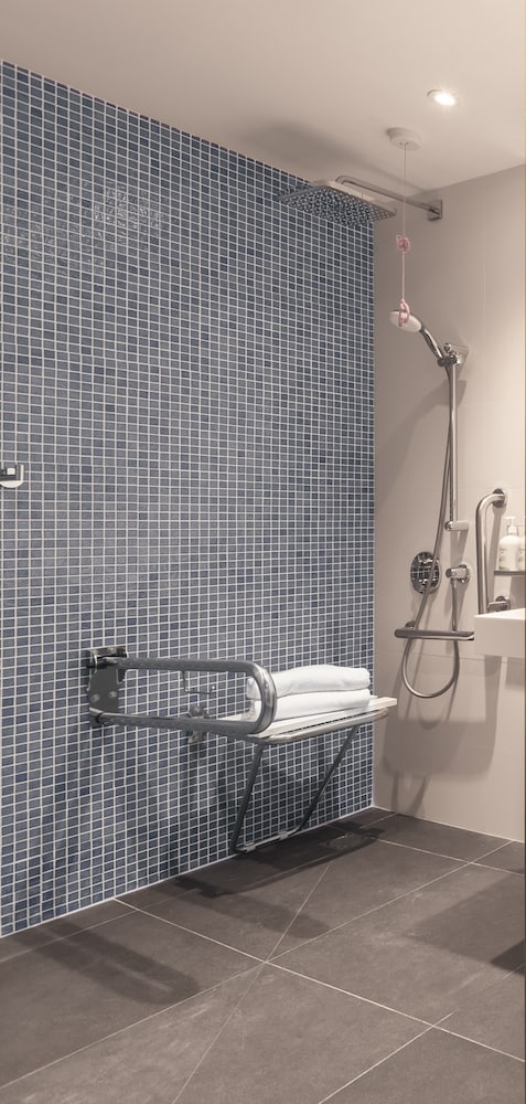 Habitación estándar, 1 cama de matrimonio, ducha adaptada (Mobility Accessible) del hotel Holiday Inn Barcelona-Sant Cugat. Foto 4