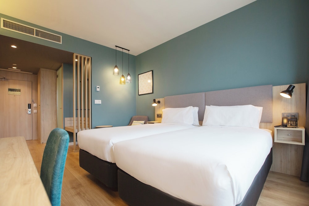 Habitación estándar, 2 camas individuales del hotel Holiday Inn Barcelona-Sant Cugat. Foto 14