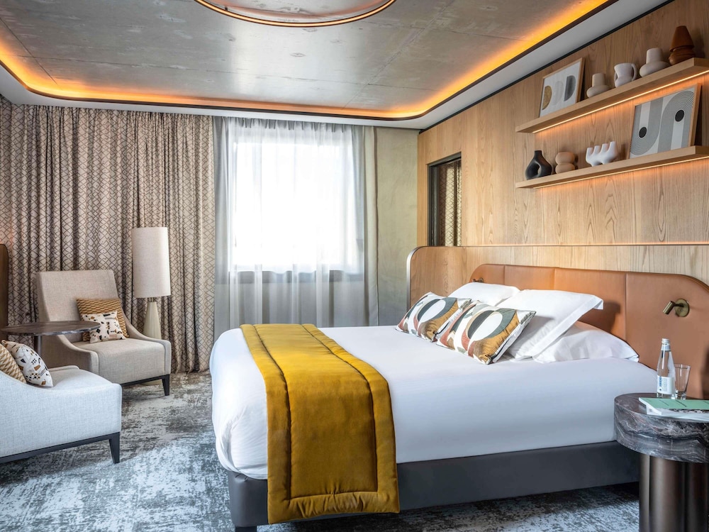 HABITACIÓN FAMILIAR CONECTADA, 1 cama King Size, 1 sofá cama doble y 2 camas individuales del hotel Pullman Lyon. Foto 1