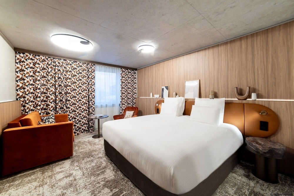 HABITACIÓN FAMILIAR EJECUTIVA, 1 cama king - size y 1 sofá cama doble del hotel Pullman Lyon. Foto 1