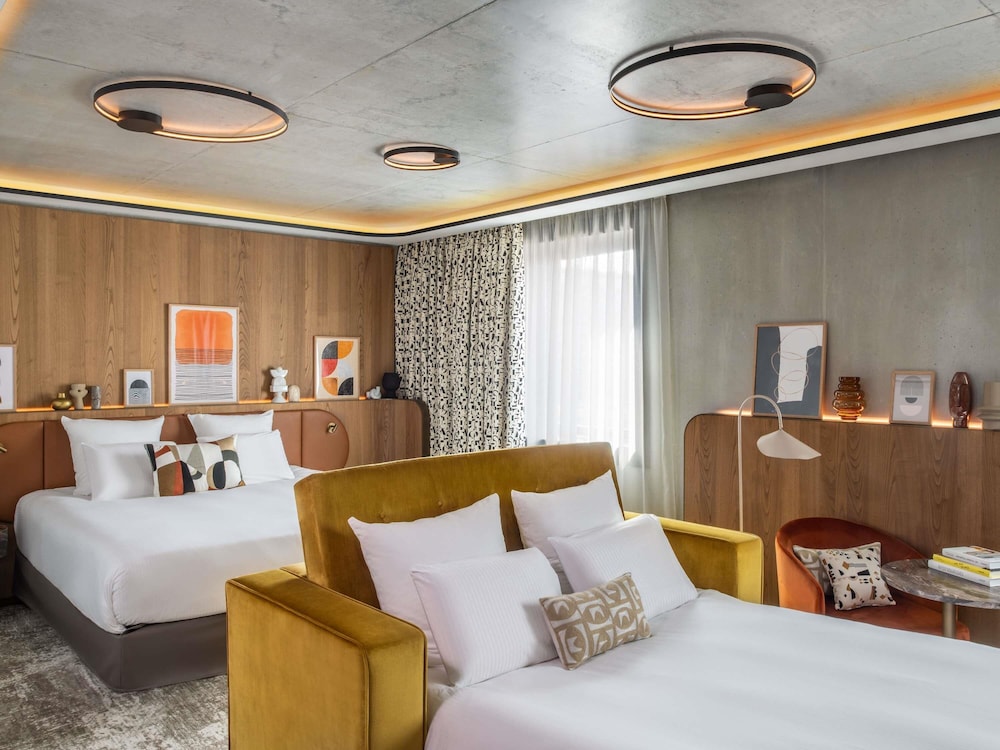 JUNIOR SUITE, 1 cama king - size y 1 sofá cama doble del hotel Pullman Lyon. Foto 6
