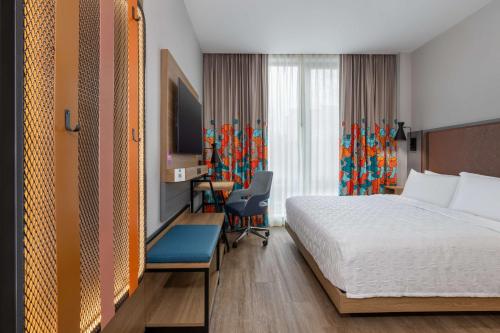 Habitación con ducha accesible en silla de ruedas - Adaptada para personas con discapacidad/discapacidad auditiva - Cama extragrande del hotel Tru By Hilton Brooklyn. Foto 2