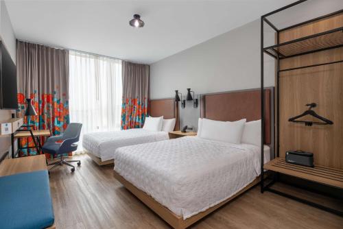 Habitación con 2 camas grandes y ducha a ras de suelo del hotel Tru By Hilton Brooklyn. Foto 3