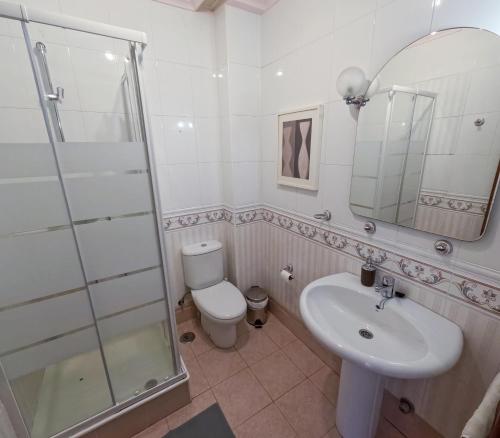 Habitación Doble con baño privado del hotel Duque Nest. Foto 3