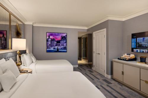 Bleau con cama grande y excelente vista a la montaña del hotel Fontainebleau Las Vegas. Foto 3