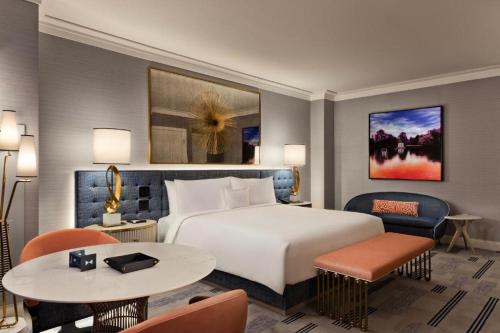Bleau con cama extragrande y excelente vista a la montaña del hotel Fontainebleau Las Vegas. Foto 1