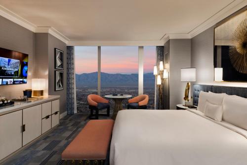 Bleau con cama extragrande y excelente vista a la montaña del hotel Fontainebleau Las Vegas. Foto 2