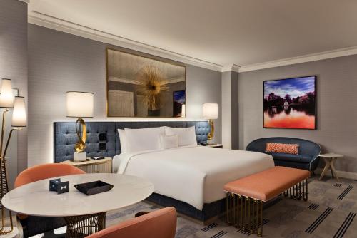 Bleau con cama extragrande y la mejor vista a la montaña del hotel Fontainebleau Las Vegas. Foto 5