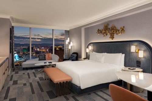 Gold con cama extragrande y la mejor vista al Strip del hotel Fontainebleau Las Vegas. Foto 2