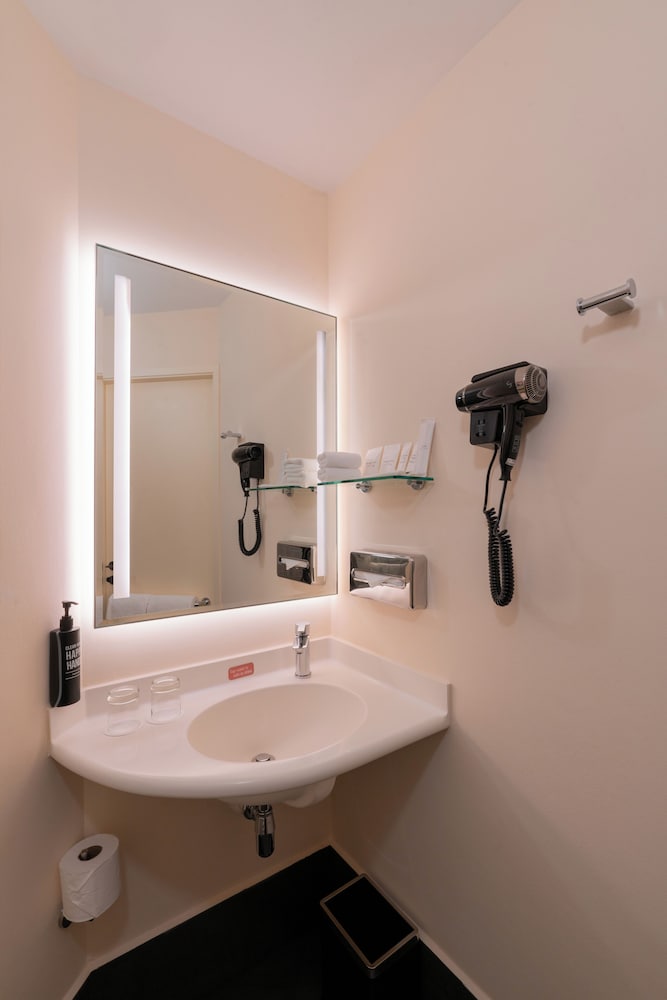 Habitación Deluxe con cama King del hotel Ibis Singapore On Bencoolen. Foto 4