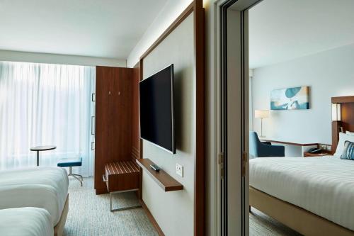 Habitación con cama extragrande del hotel Courtyard by Marriott Luton Airport
